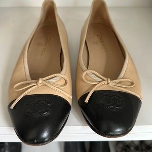 37.5 Chanel ballet flats. Hardly worn.